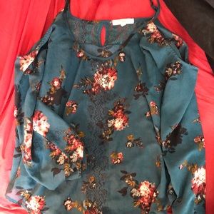 A gorgeous sleeve slit Xl floral blouse